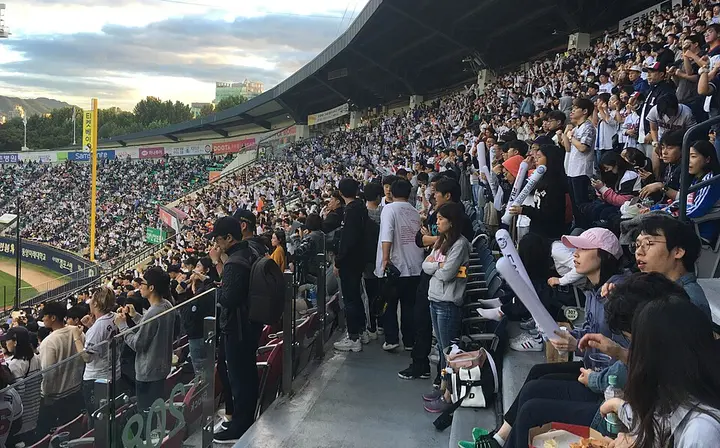 응원석을 가득 메운 야구장 관중
