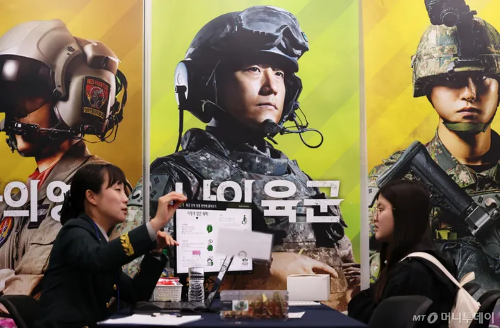 직업계고 채용엑스포에서 육군 부사관 채용 상담을 하는 모습(뉴스1)