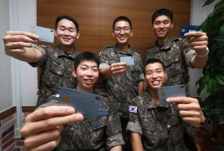 장병내일준비적금 체크카드를 들고 웃는 병사들(자료 사진, 뉴스서울 보도)