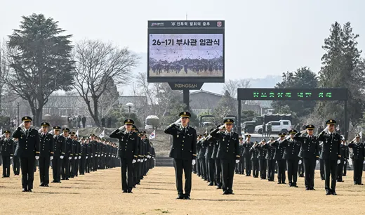 육군부사관학교 26-1기 부사관 임관식에서 신임 부사관들이 경례하는 모습(육군 제공)