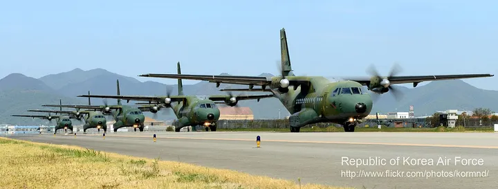 CN-235 수송기